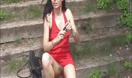 در پس زمینه بر سکس دوجنسه با پسر روی پله ها افتاد