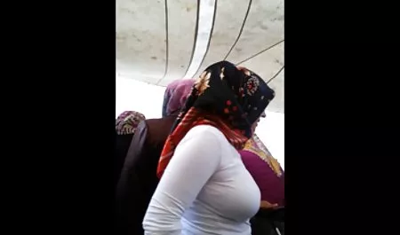 بیش از حد بسیاری از جوانان است و یک سکی دوجنسه دانشجو